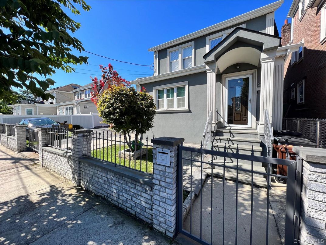 Exterior, Facade, American Foursquare