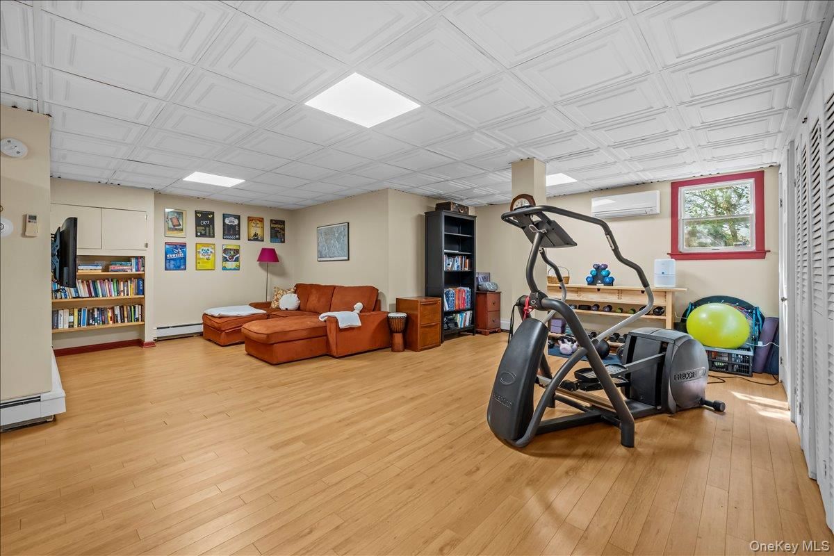 Fitness Equipment, Interior, Living room, Recessed Lighting, Wood Texture Flooring
