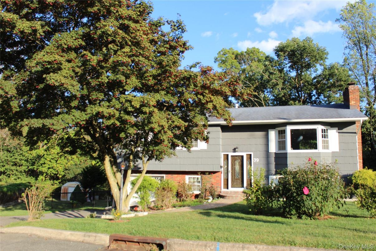 Exterior, Facade, Brick Facade, Split Level