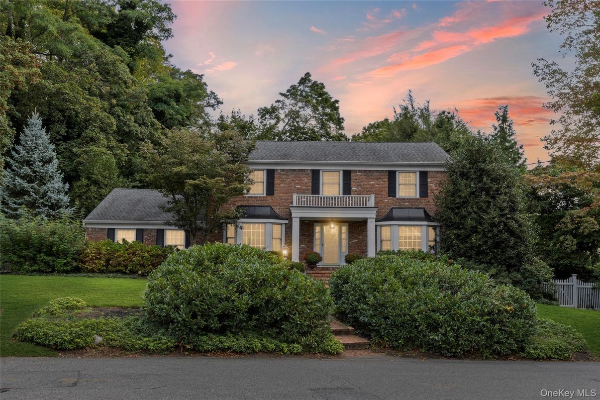 Exterior, Facade, Brick Facade, Georgian