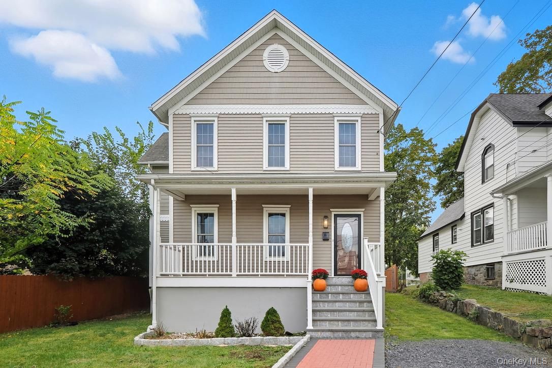 Exterior, Facade, Queen Anne Victorian