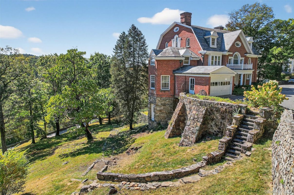 Attached, Exterior, Facade, Brick Facade, Queen Anne Victorian
