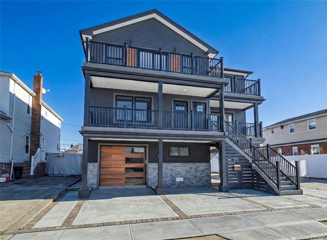 Attached, Exterior, Facade, Modern