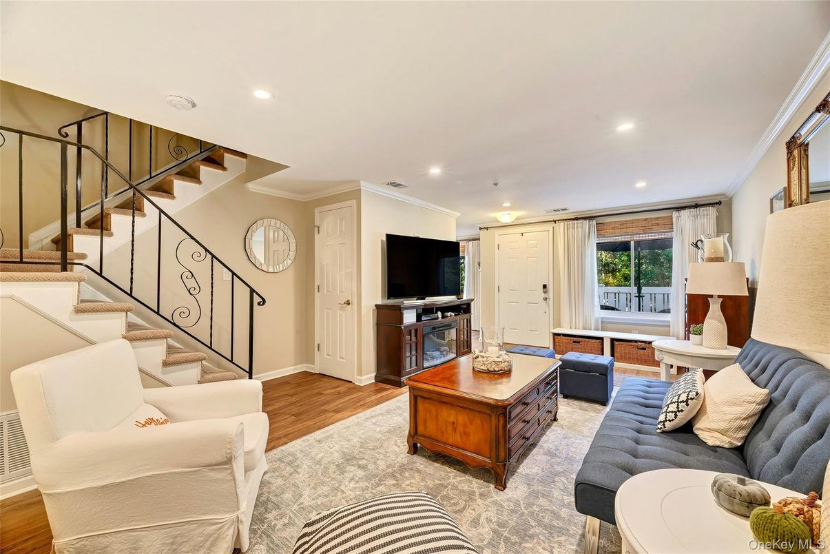 Interior, Living room, Recessed Lighting, Wood Texture Flooring