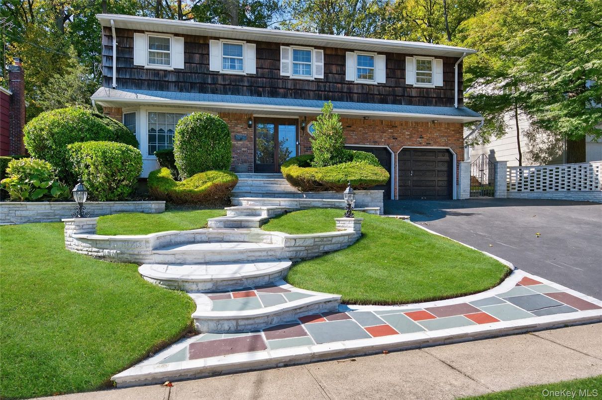 Attached, Exterior, Facade, Brick Facade, Georgian