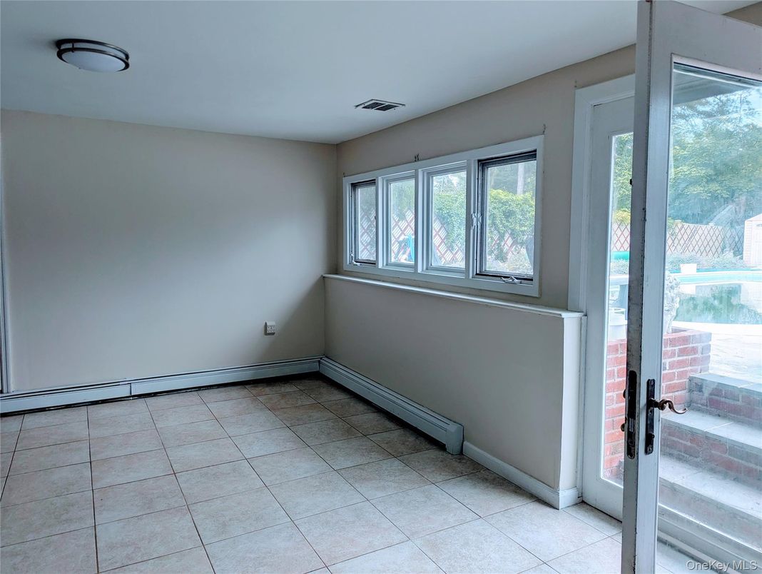 Empty room, Interior