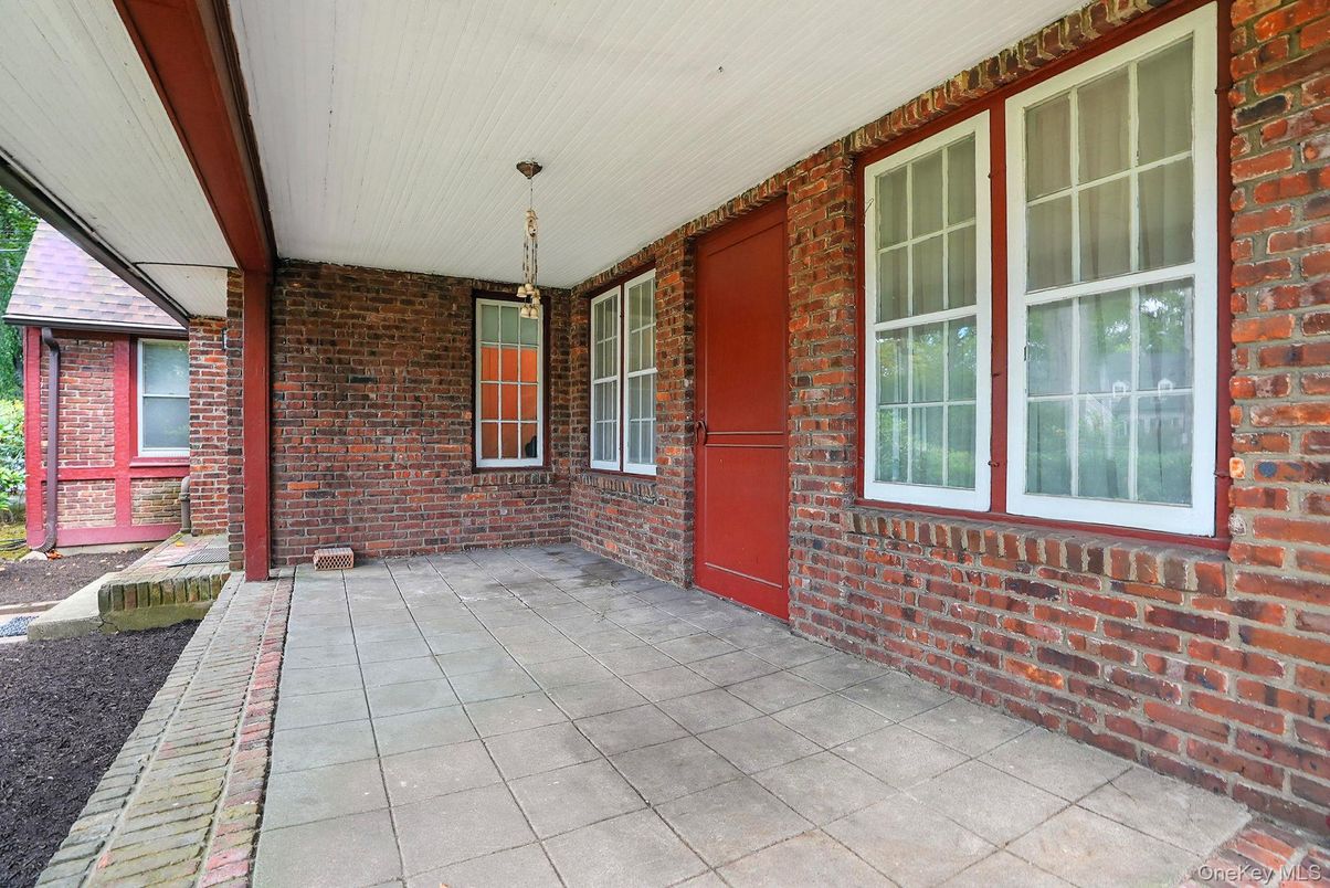 Empty room, Exterior