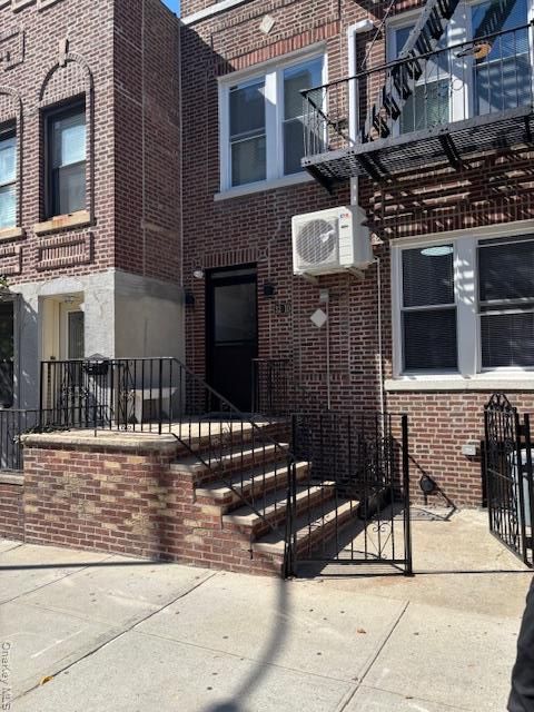 Exterior, Facade, Brick Facade, Rowhouse