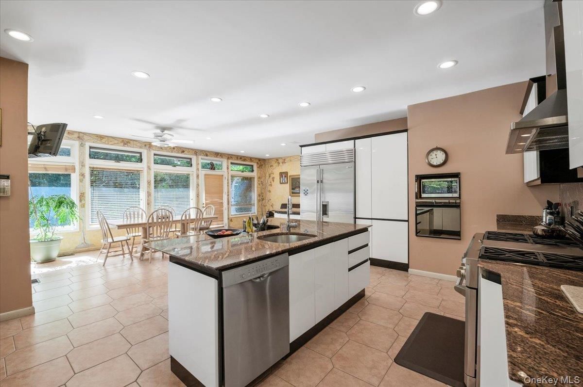 Dining room, Interior, Kitchen, Recessed Lighting, Stainless Steel Appliances