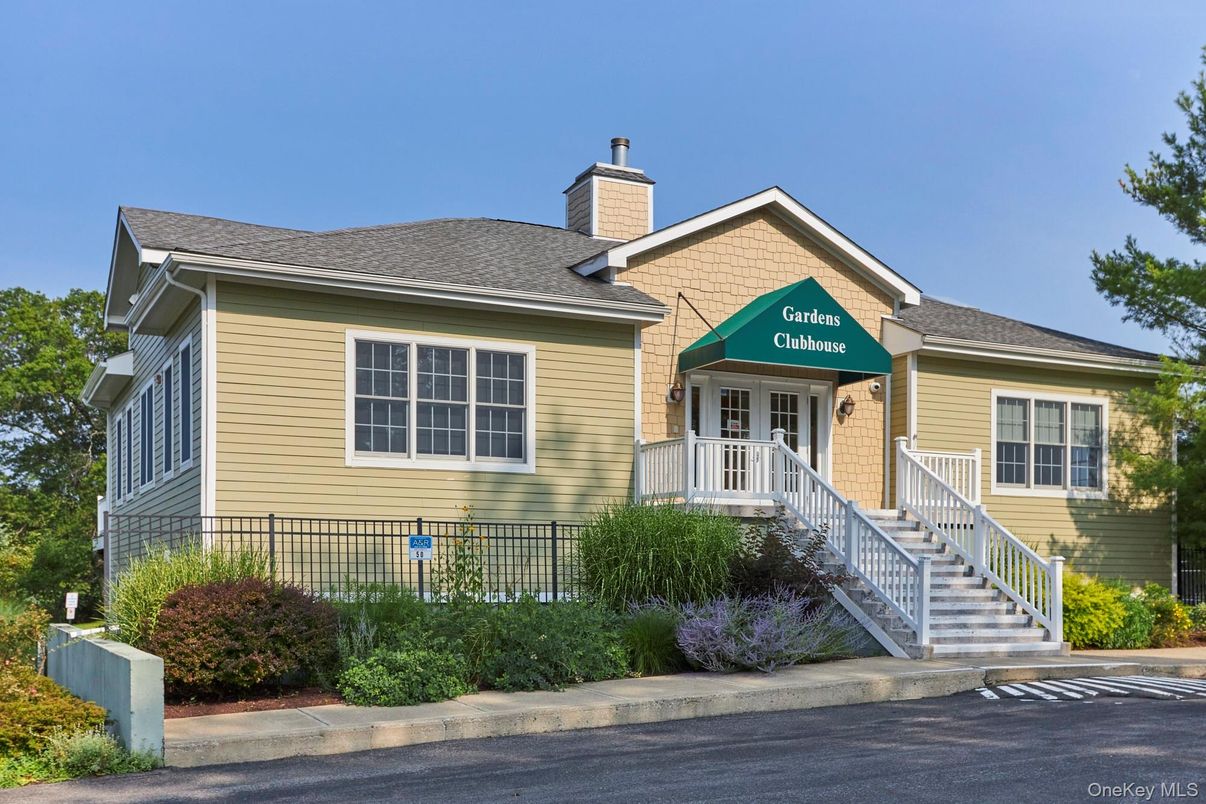 Exterior, Facade, Split Level