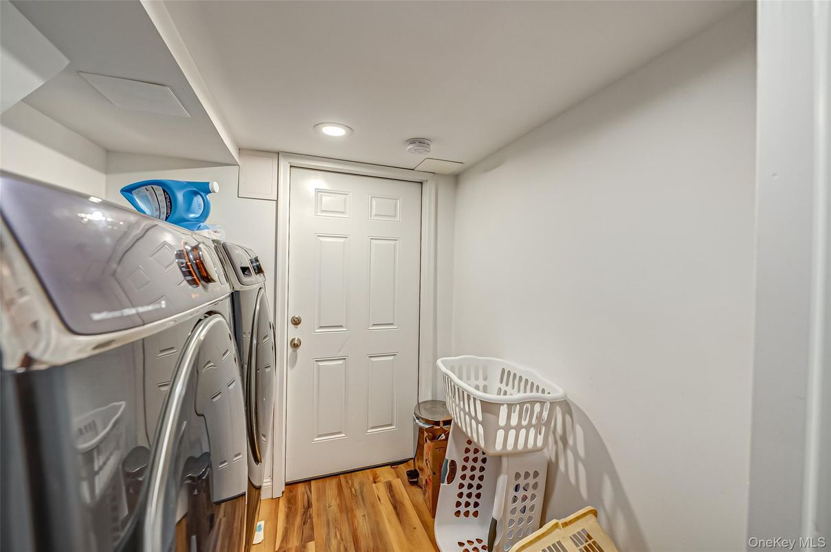 Interior, Recessed Lighting, Washer, Wood Texture Flooring