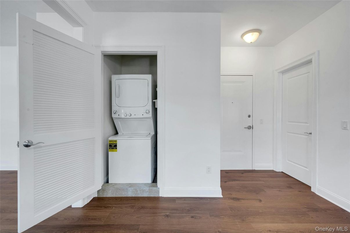 Interior, Utility Closets, Washer, Wood Texture Flooring