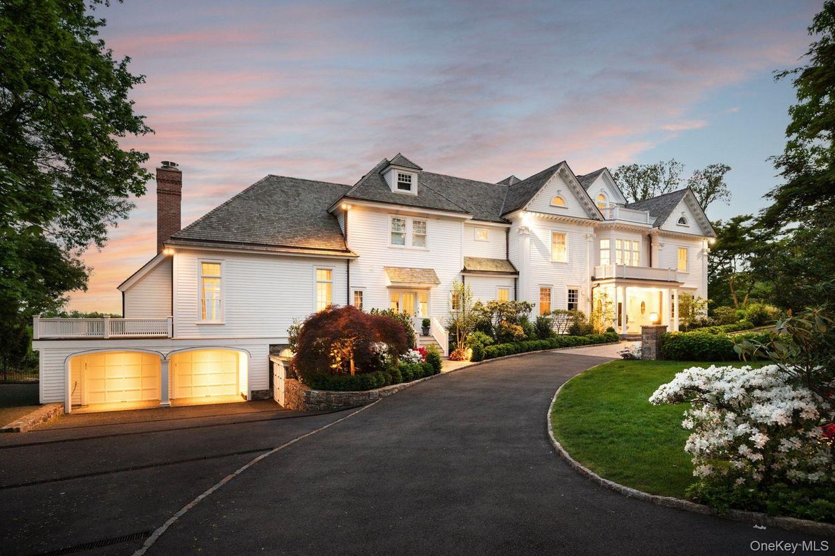 Attached, Exterior, Facade, Farmhouse