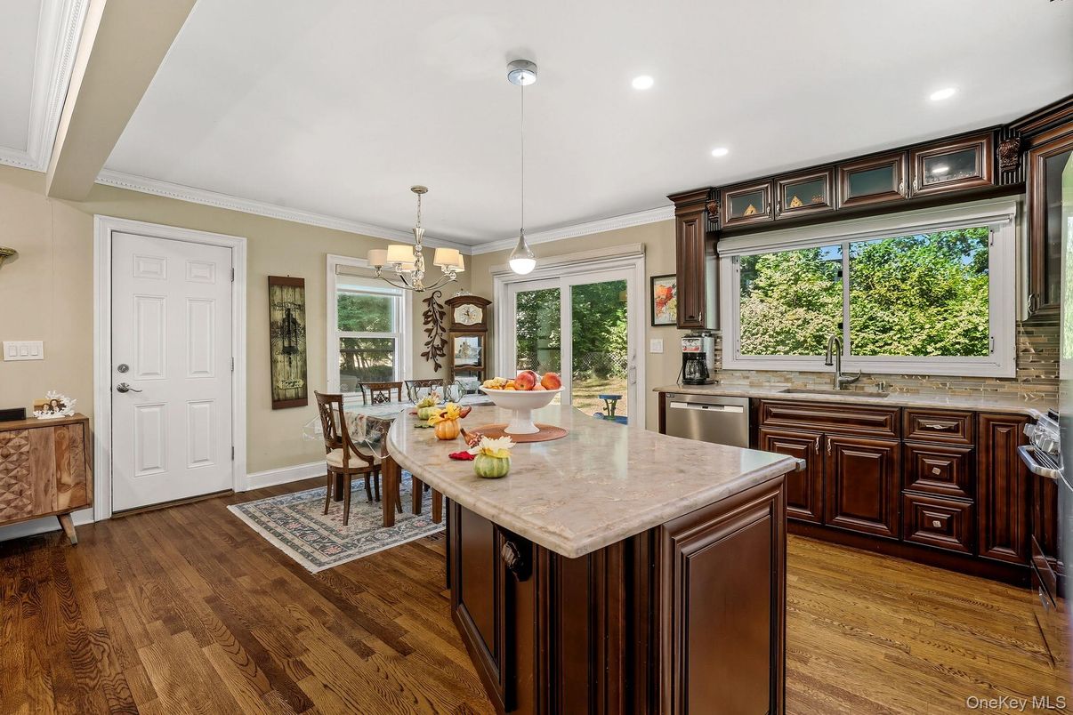 Chandelier, Dining room, Interior, Kitchen, Pendant Lights, Recessed Lighting, Wood Texture Flooring
