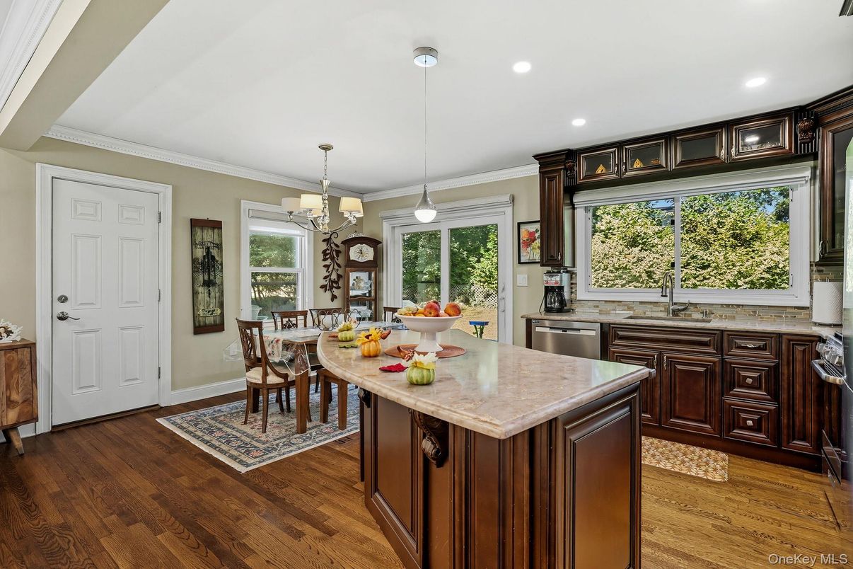 Dining room, Interior, Kitchen, Pendant Lights, Recessed Lighting, Wood Texture Flooring