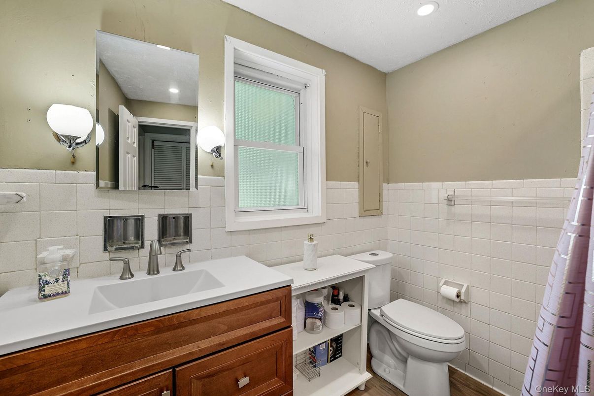 Bathroom, Interior, Recessed Lighting, Wood Texture Flooring