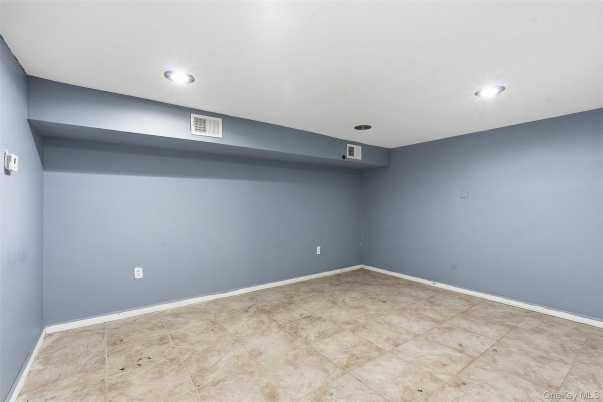 Empty room, Interior, Recessed Lighting
