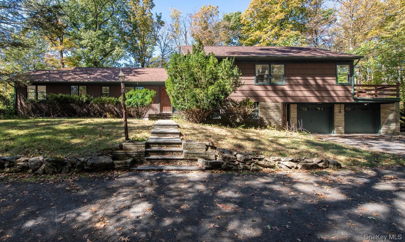 Exterior, Facade, Split Level