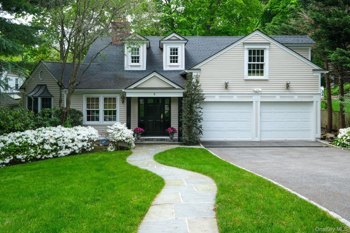 Attached, Exterior, Facade, Cape Cod