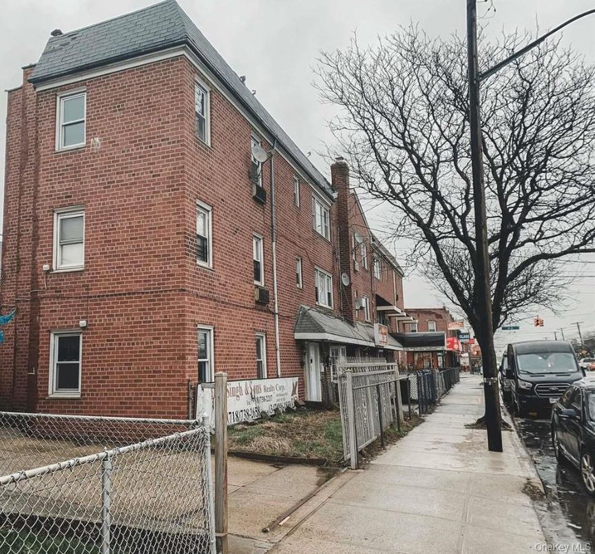 Exterior, Facade, Brick Facade, Rowhouse