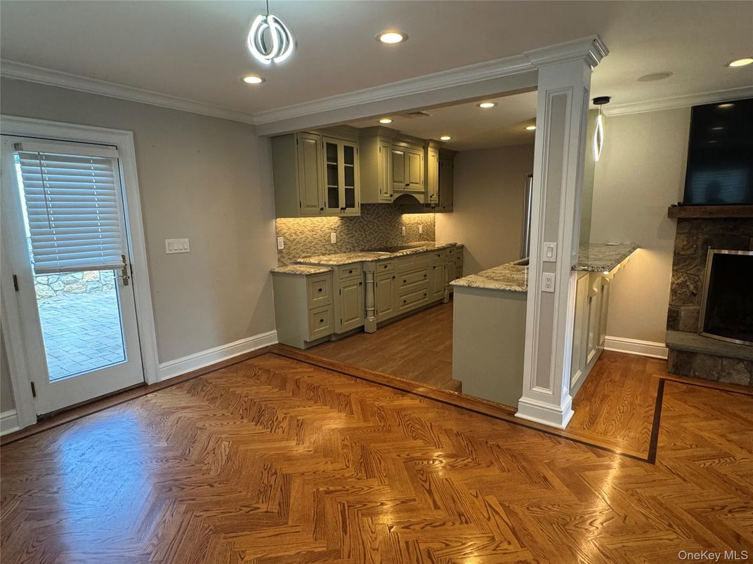 Fireplace, Interior, Kitchen, Pendant Lights, Recessed Lighting, Wood Texture Flooring