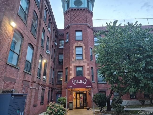 Exterior, Facade, Brick Facade, Rowhouse