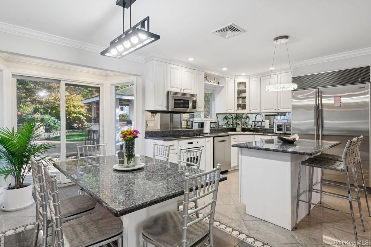 Dining room, Interior, Kitchen, Pendant Lights, Recessed Lighting, Stainless Steel Appliances