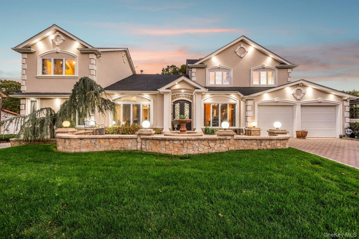 Attached, Exterior, Facade, Farmhouse