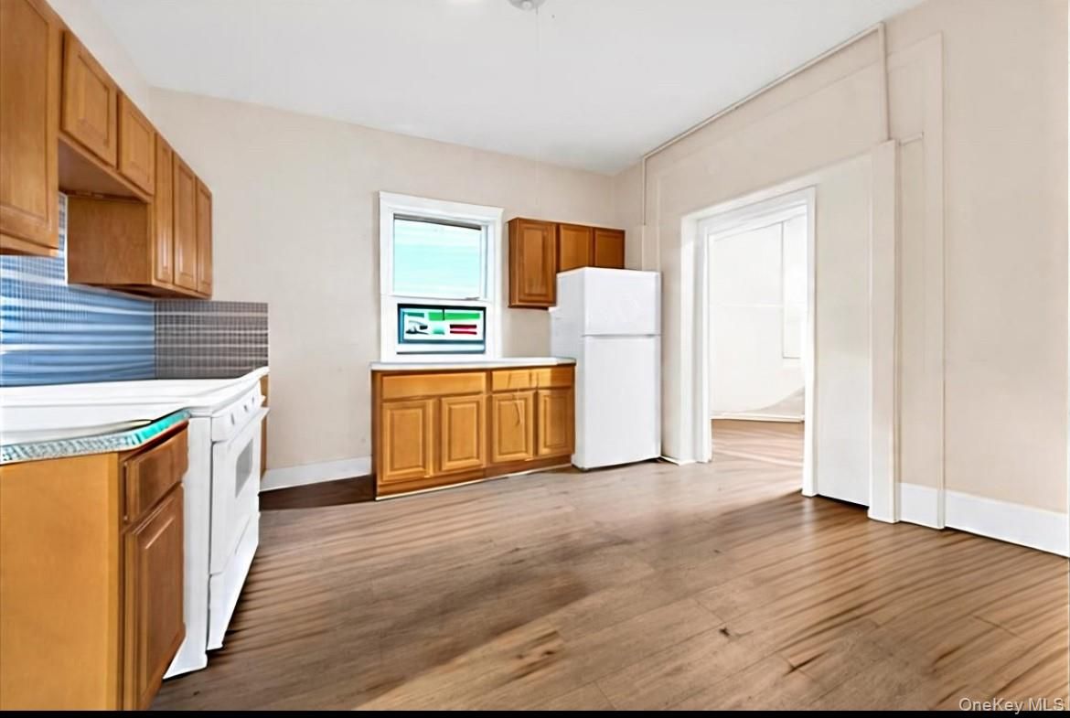 Interior, Kitchen, Washer, Wood Texture Flooring
