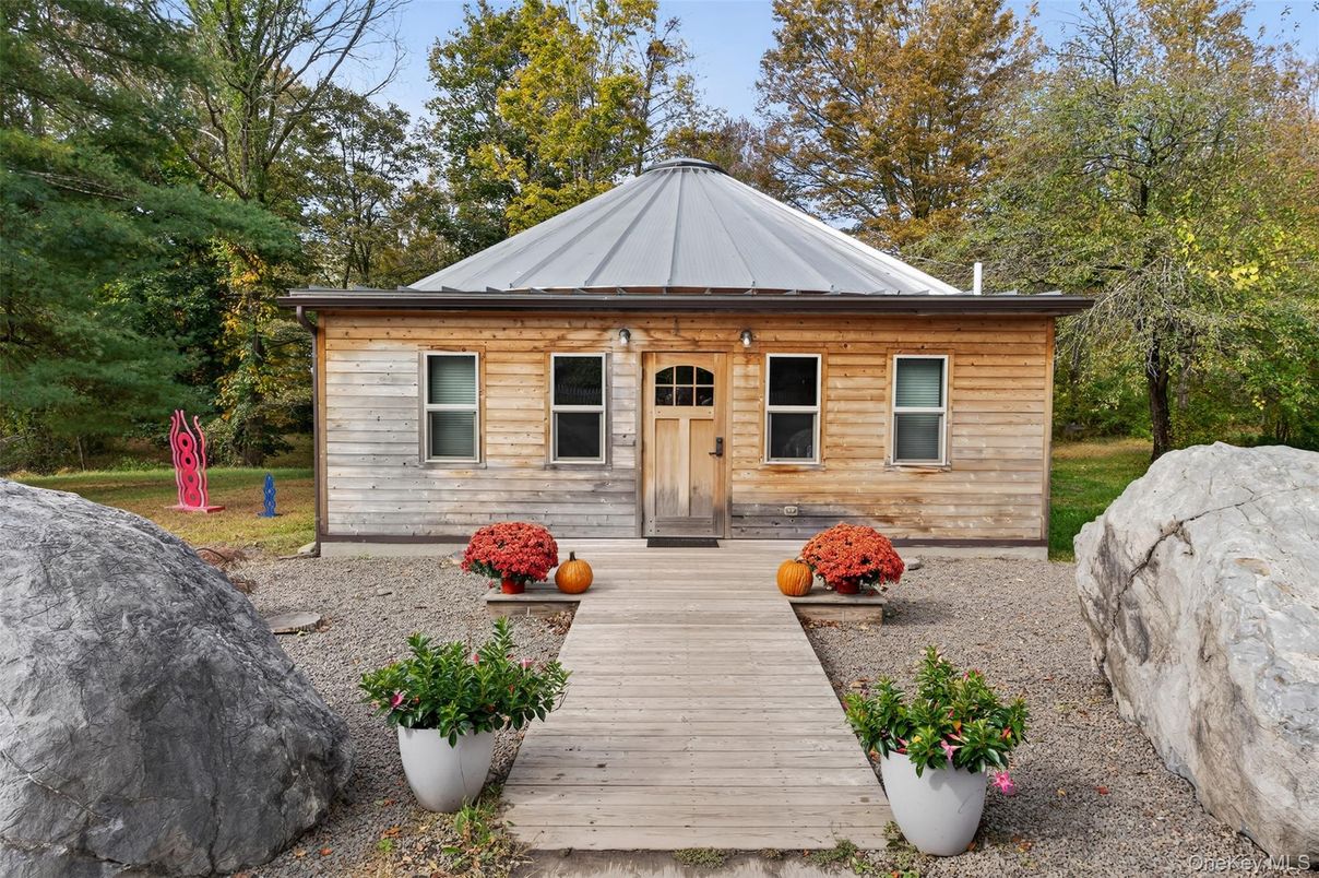 Exterior, Facade, Ranch