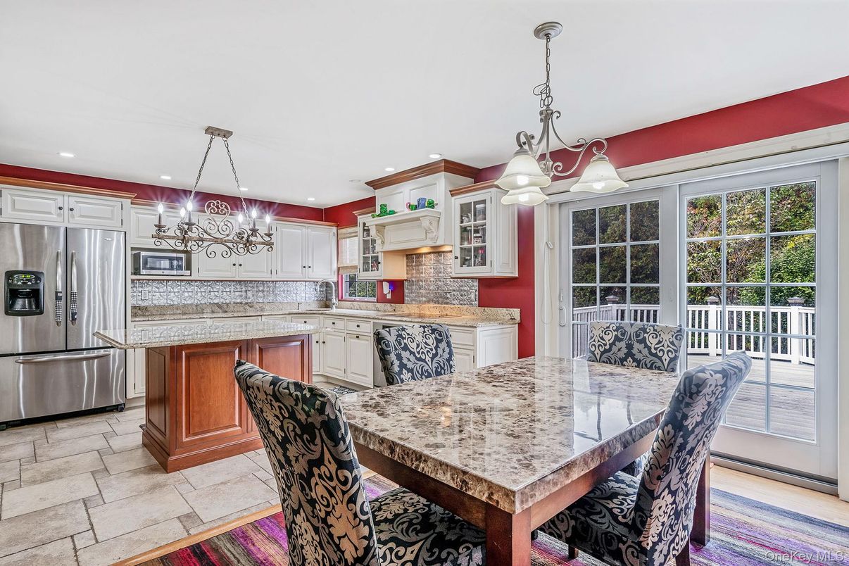 Chandelier, Dining room, Interior, Kitchen, Pendant Lights, Recessed Lighting, Stainless Steel Appliances