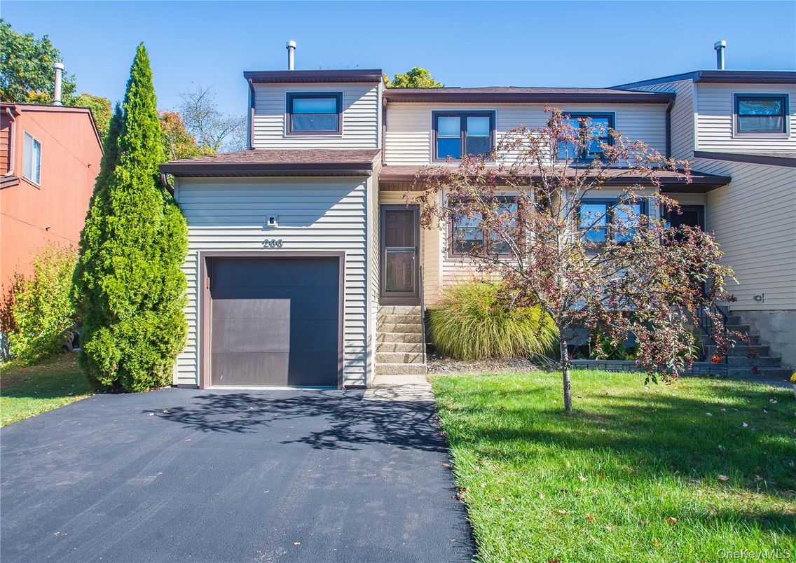 Attached, Exterior, Facade, Modern