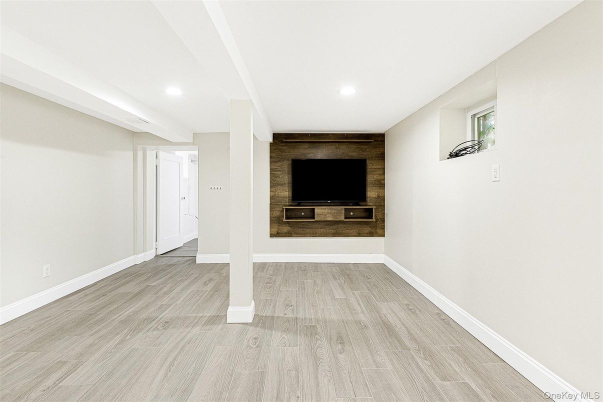 Interior, Recessed Lighting, Wood Texture Flooring