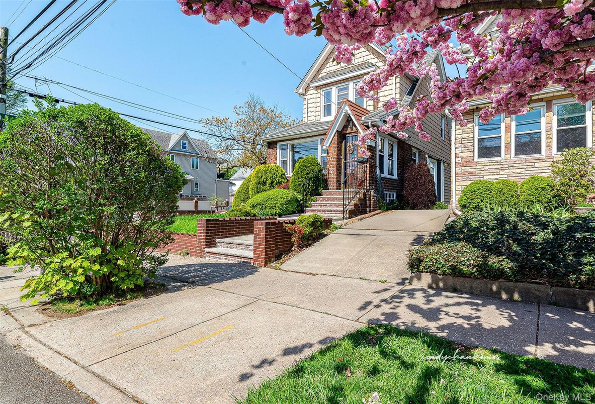 Exterior, Facade, Brick Facade, Queen Anne Victorian