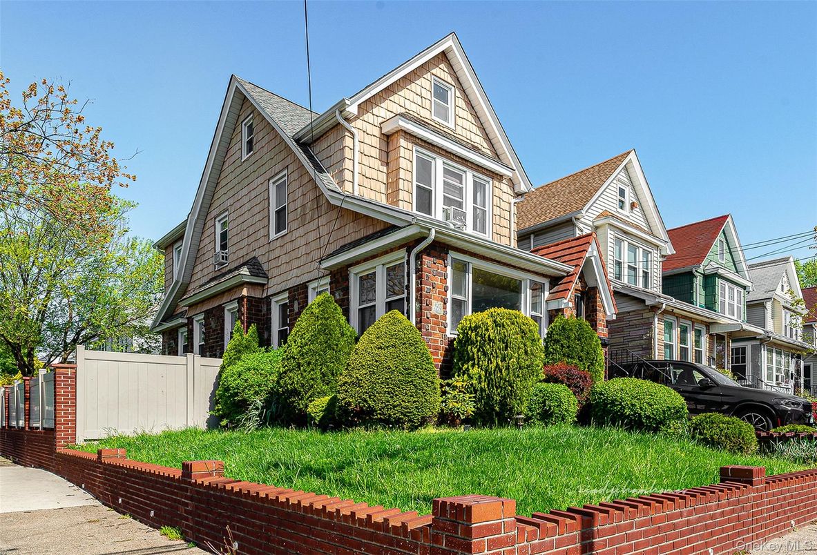 Exterior, Facade, Brick Facade, Queen Anne Victorian