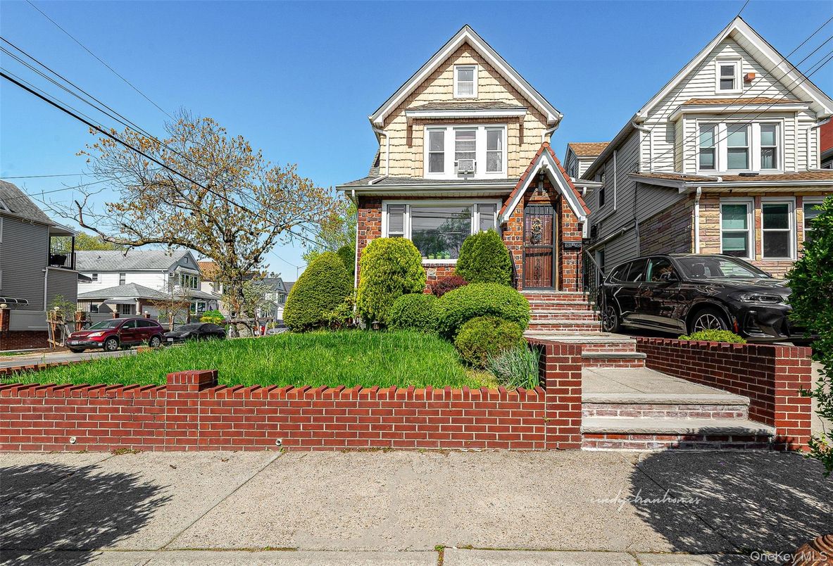 Exterior, Facade, Queen Anne Victorian