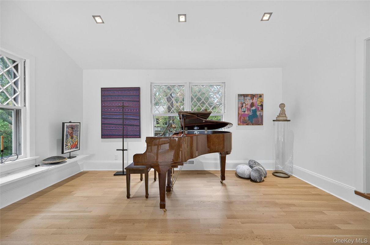 Interior, Piano, Recessed Lighting, Wood Texture Flooring