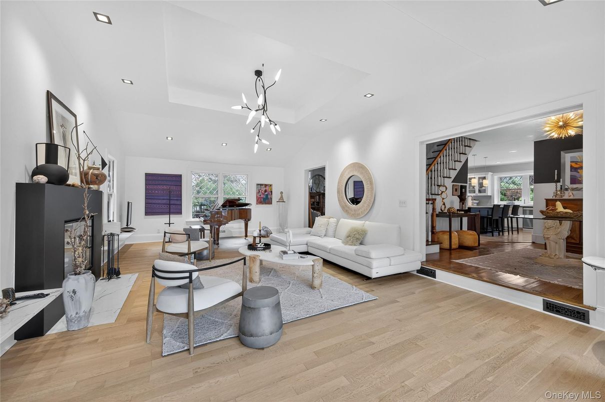 Interior, Living room, Pendant Lights, Recessed Lighting, Wood Texture Flooring
