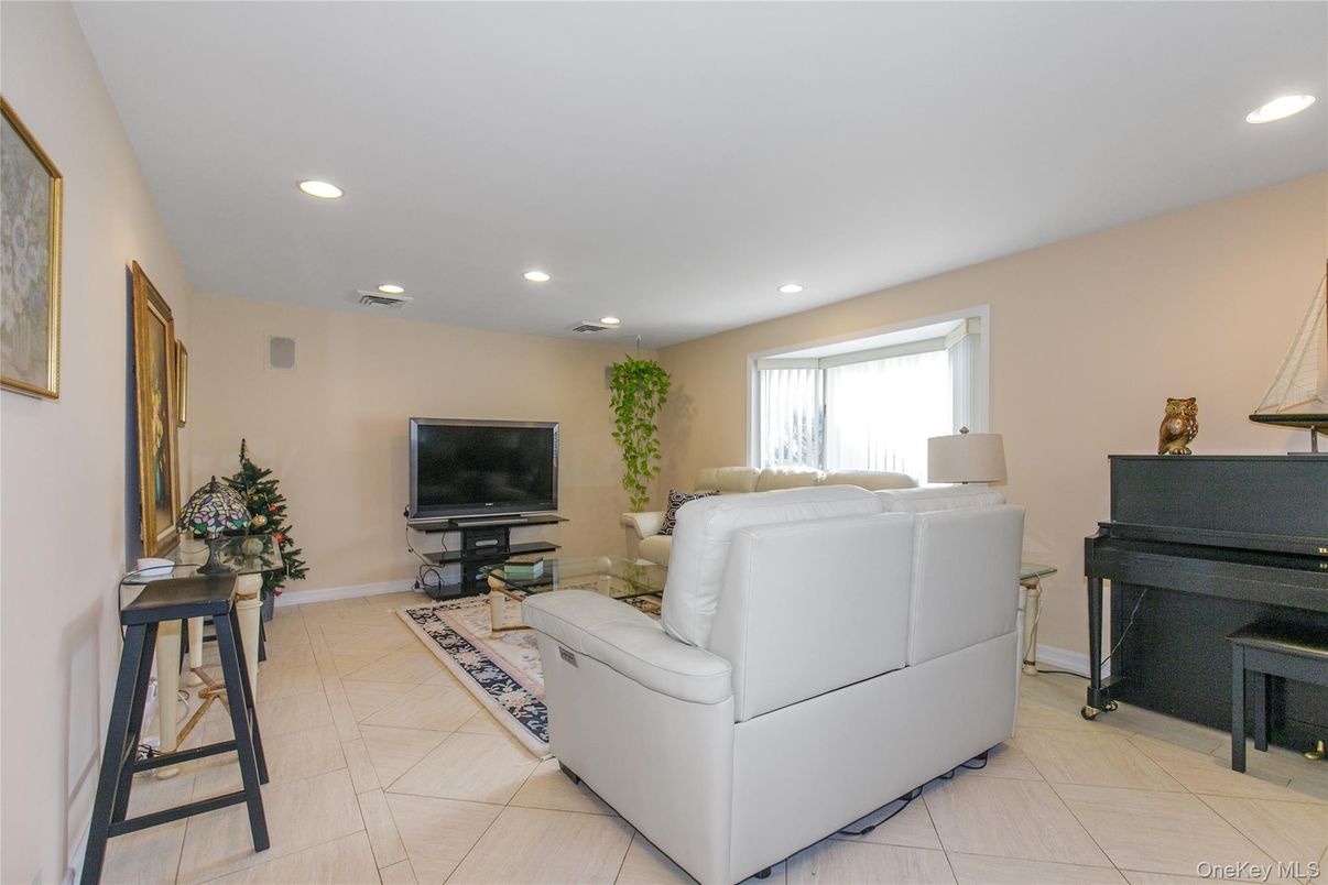 Fireplace, Interior, Living room, Piano, Recessed Lighting