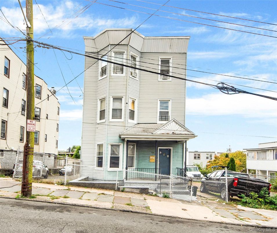 Exterior, Facade, Queen Anne Victorian