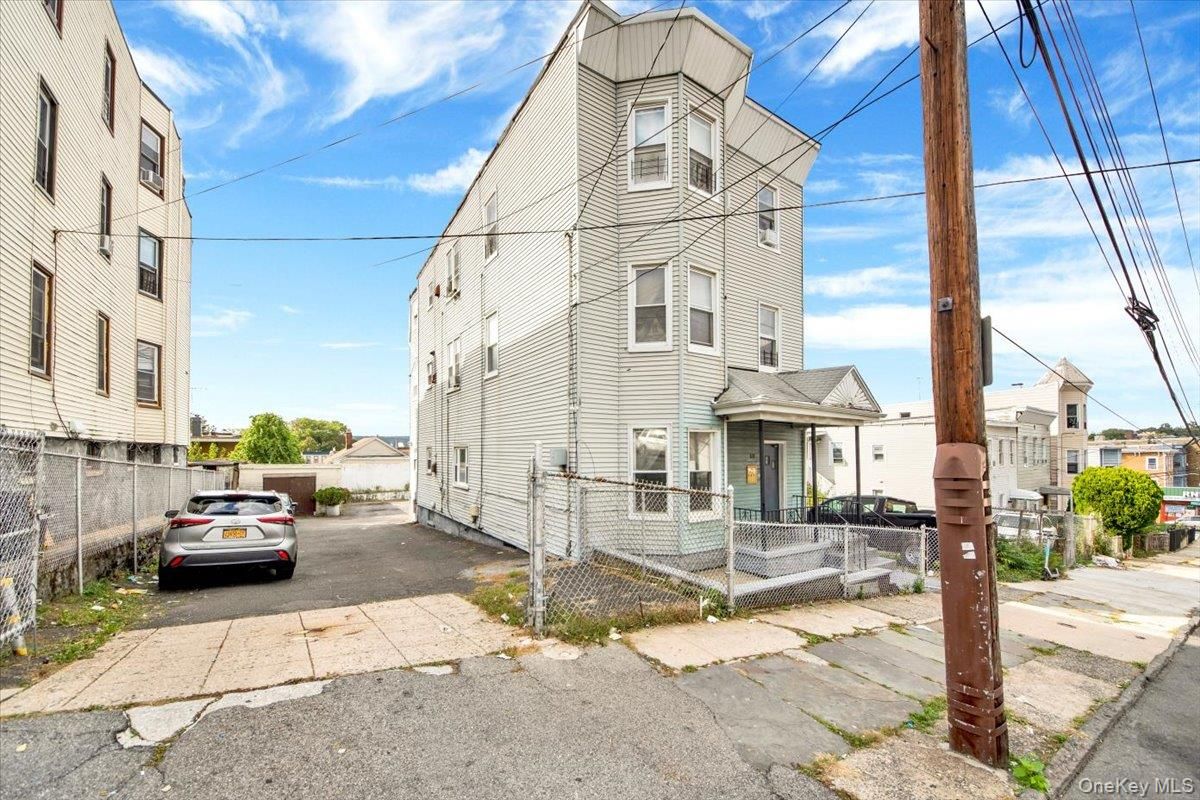 Exterior, Facade, Rowhouse