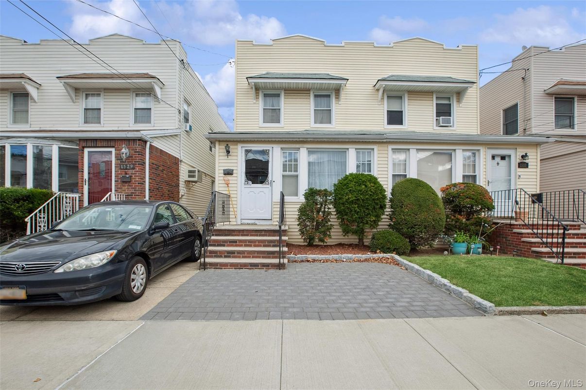 Exterior, Facade, Rowhouse