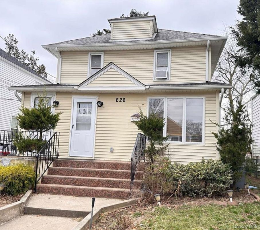 Exterior, Facade, American Foursquare