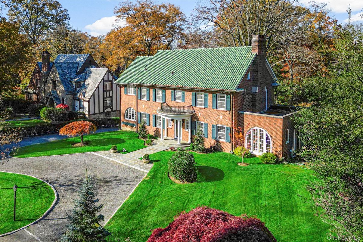 Exterior, Facade, Brick Facade, Georgian