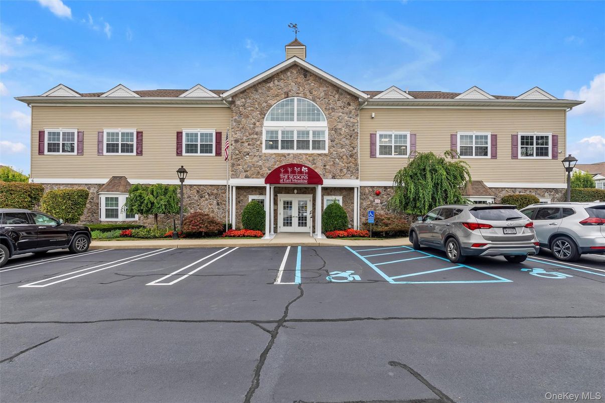 Exterior, Facade, Queen Anne Victorian