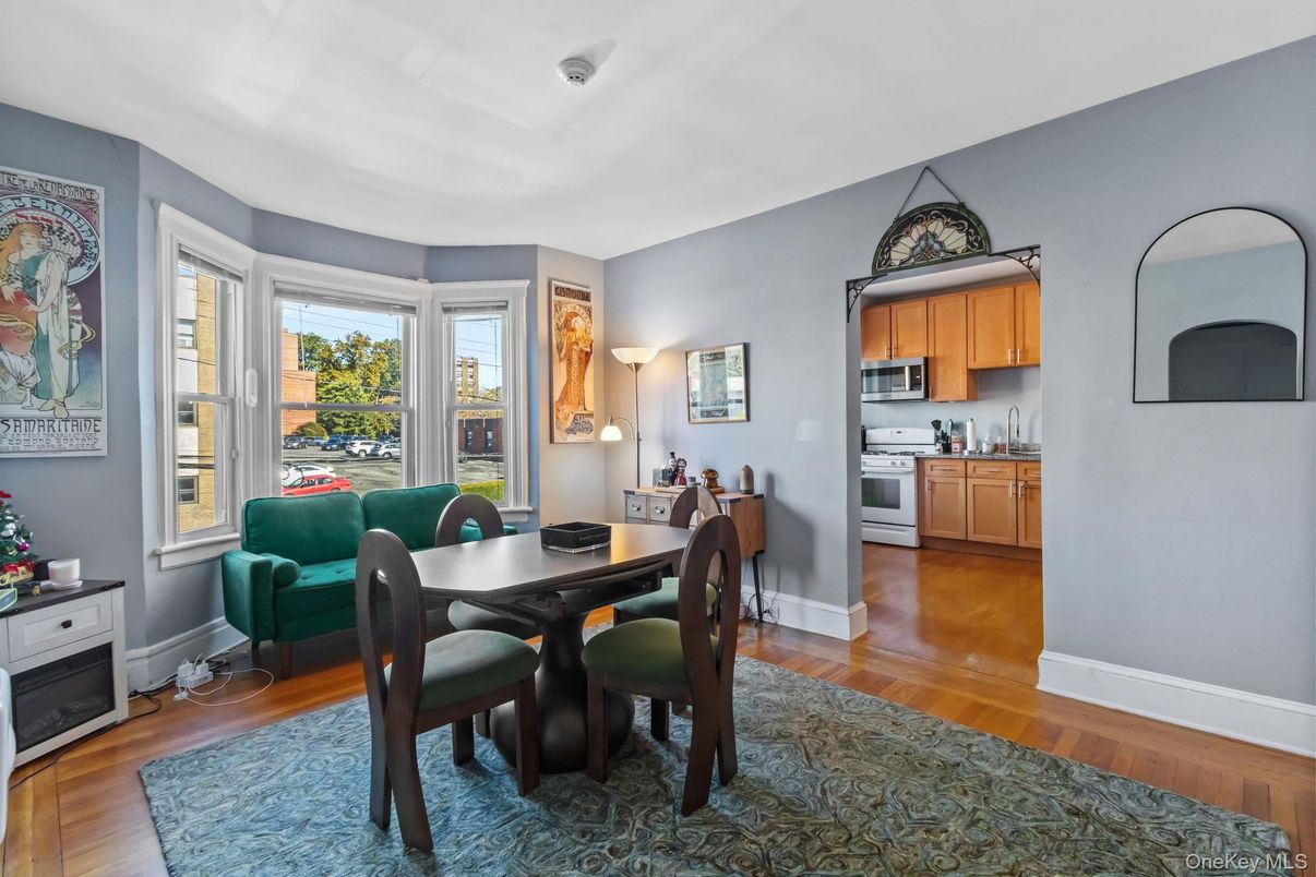 Dining room, Interior, Kitchen, Stainless Steel Appliances, Wood Texture Flooring