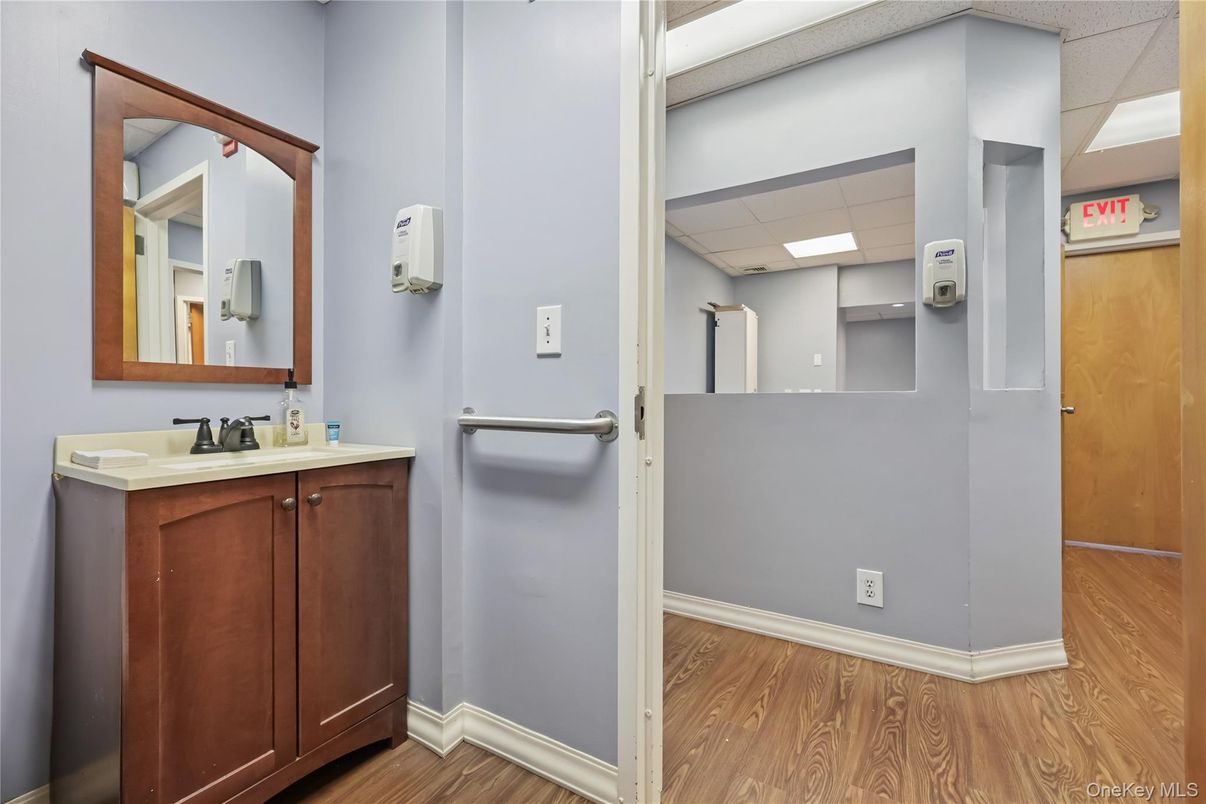 Bathroom, Interior, Recessed Lighting, Wood Texture Flooring
