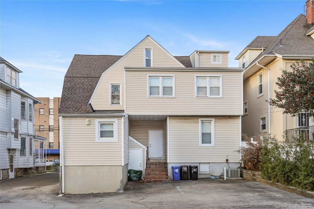 Exterior, Facade, Rowhouse