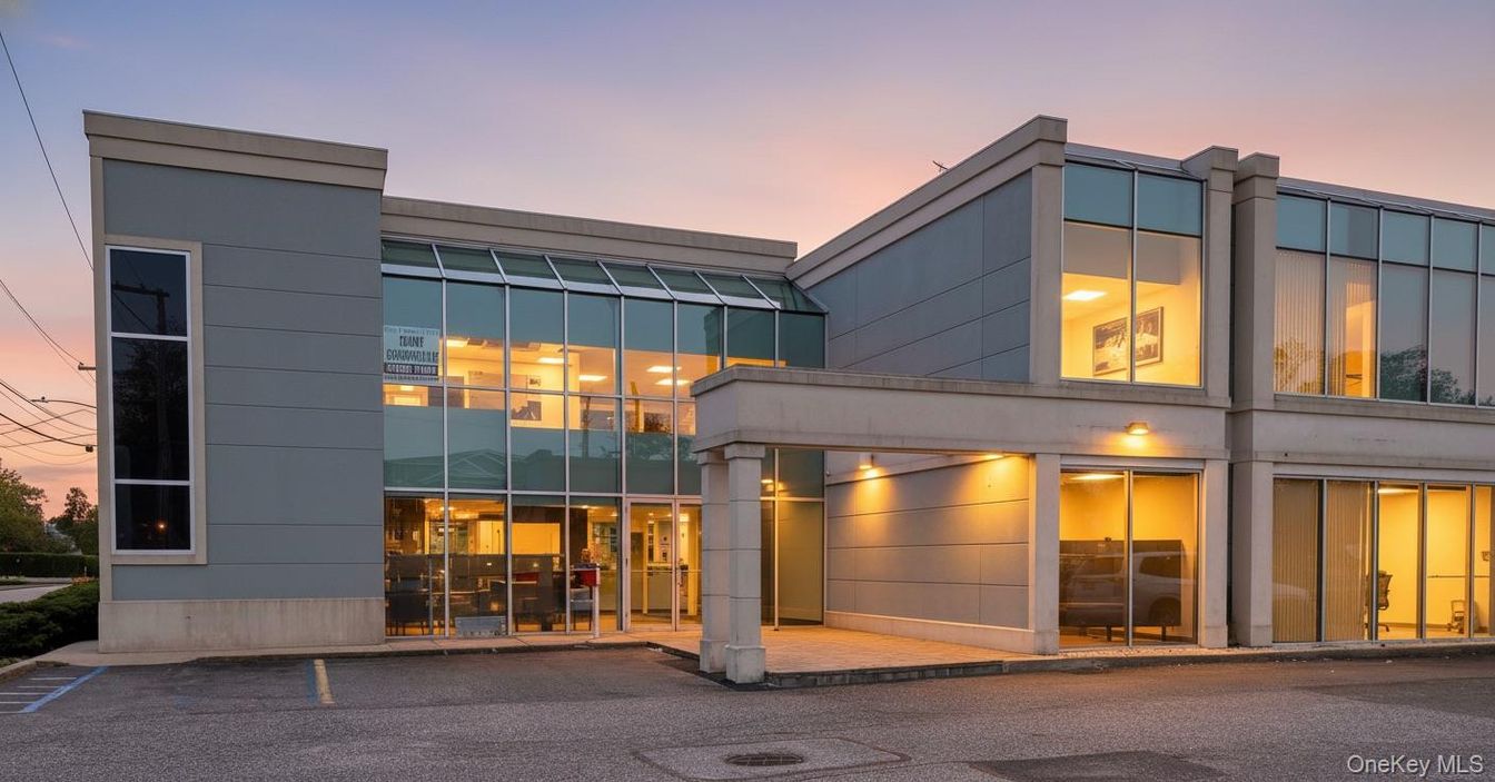 Exterior, Facade, Modern