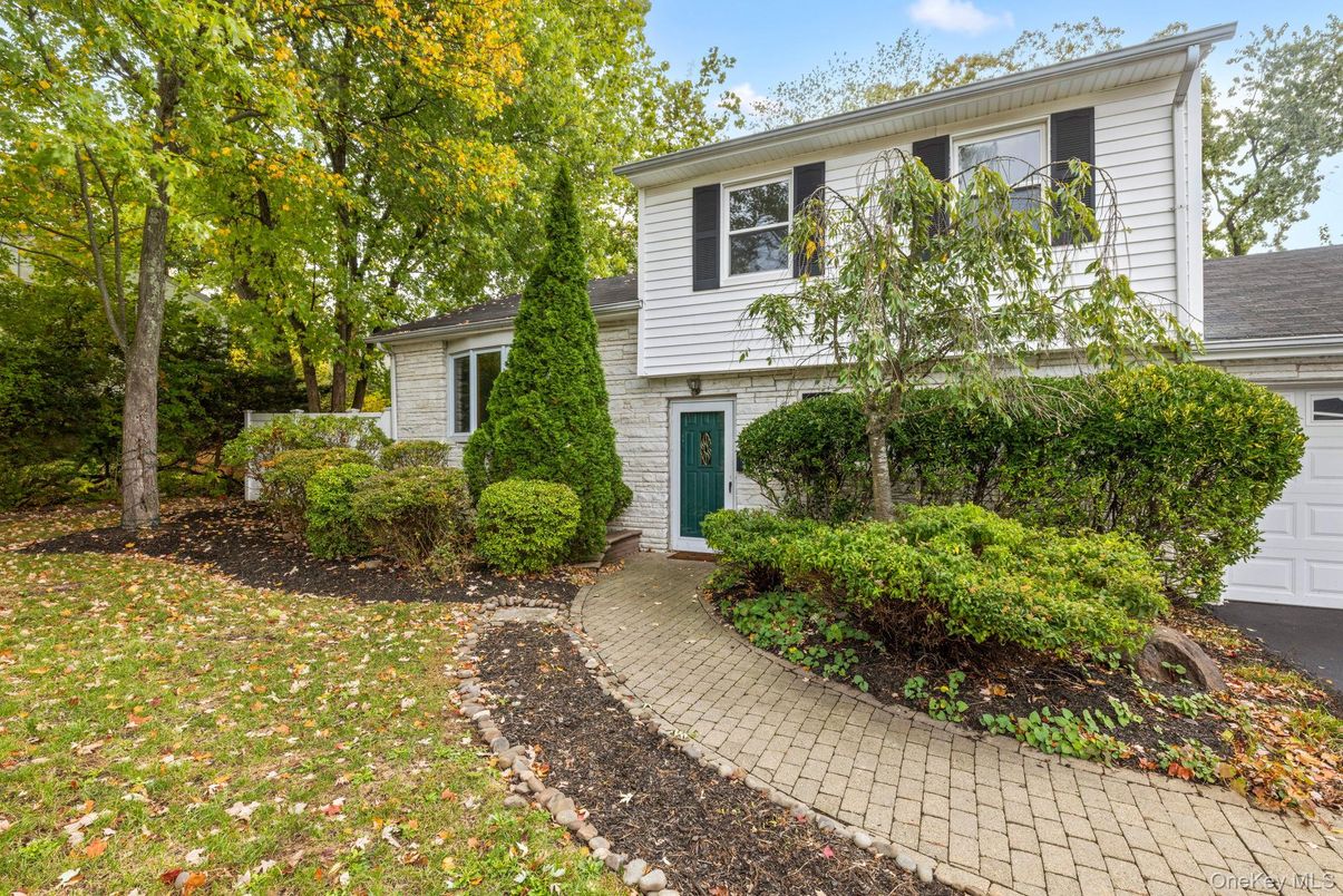 Exterior, Facade, Raised Ranch